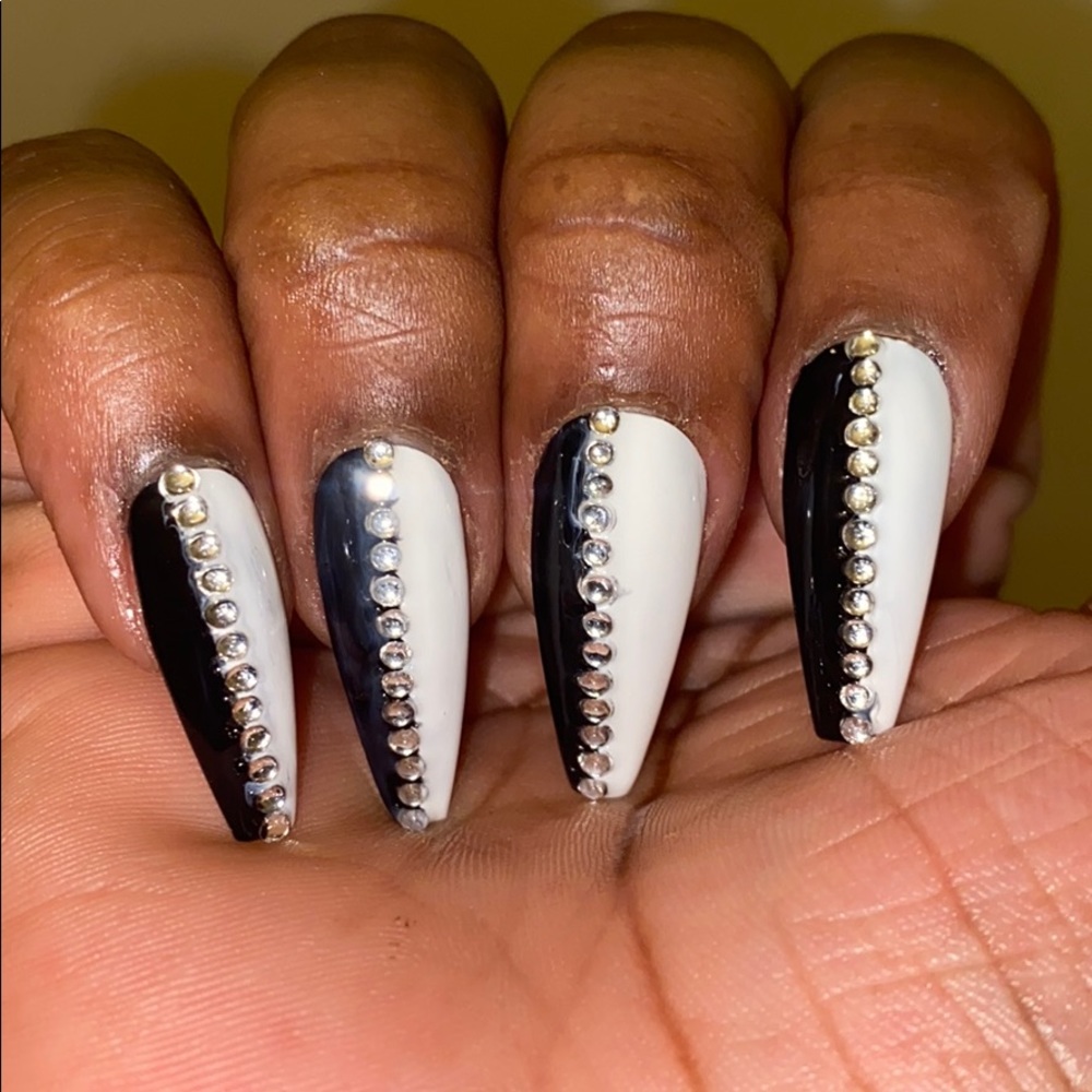 Black and white press on nails